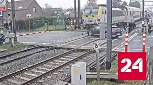 Рассеянный водитель протаранил поезд на переезде - Россия 24
