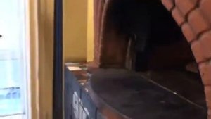 Обучение на Мастера пиццайоло - посадка основы для пиццы в печь