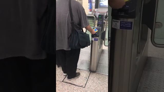 Using London Subway Oyster Card