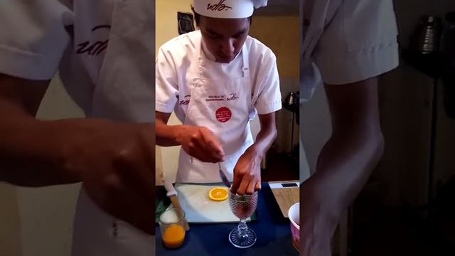 Coctel Virgen de Maracuyá con naranja, trozos de Frutilla y Hierva buena!! смотреть онлайн
