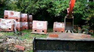 Установка дорожных плит с помощью экскаватора