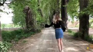 Татарская девушка танцует.