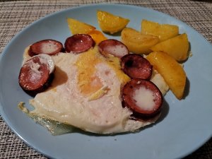 Яичница с колбасой и картошкой.