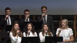 Пение «В этом сила Креста…» ─ группа молодёжи