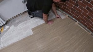 Укладка кварц виниловой плитки на клей