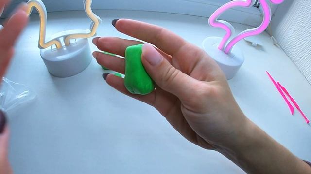 Лепим из легкого пластилина фигурку Крипера из Майнкрафта