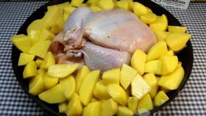 Курица целиком с румяной корочкой и картошкой в духовке