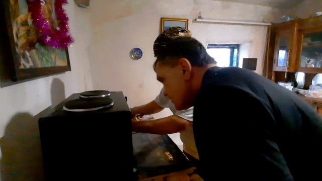Семья из глубинки села делится рецептом. Муж и жена готовят на деревенской печи.