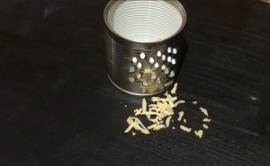 Если у Вас нету терки)) Терка из консервной банки