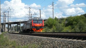Электропоезд ЭД9Э-0036 с приветливой бригадой.