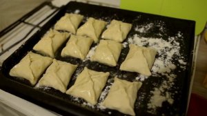 Пирожки  из  слоёного  теста с  сыром  и  ветчиной