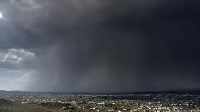 Огромная туча взорвалась и обрушилась на город смотреть онлайн