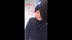 Школьник нюхает бензин