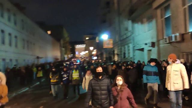 Большая колонна людей идет по Петровке. смотреть онлайн