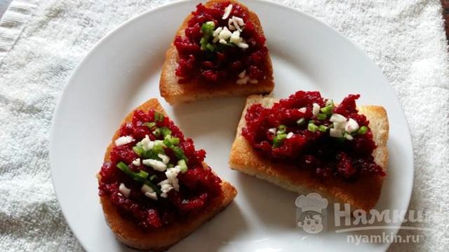 Гренки с вареной свеклой и чесноком