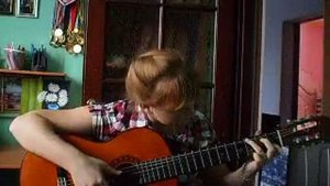 Человек и кошка на гитаре