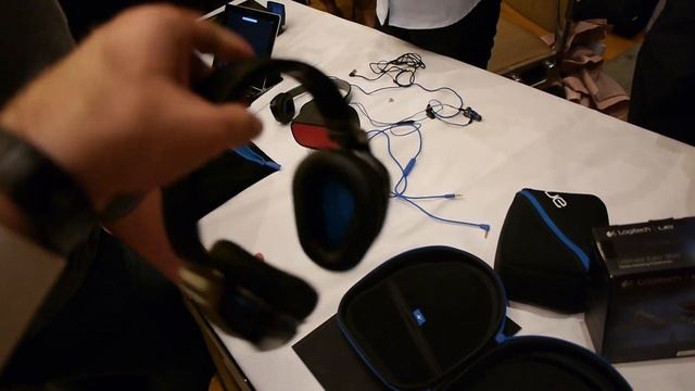 Logitech UE 9000 Ultimate Ears Noise Canceling Headphones Hands On смотреть онлайн