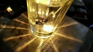 показал как просто можно нагреть воду с помощью автомобильной лампой