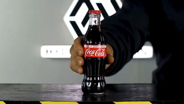 Гидравлический пресс против стеклянной бутылки смотреть онлайн