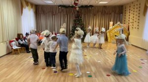 Новогодний флешмоб зайцев в детском саду.