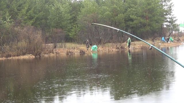 Рыбалка ВЕСНОЙ на донку с берега 2022! Рыбалка в АПРЕЛЕ! смотреть онлайн
