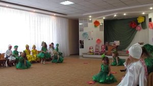 Танец капусточек  Младшая группа