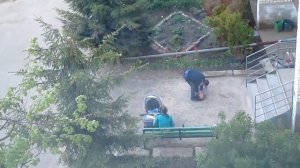 Пьяная семейная драка у подъезда на глазах у всех. Малыш в коляске стал не нужен.