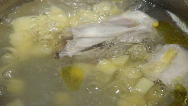 Сливочный куриный суп с летними овощами