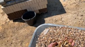 Устройство каспийской гальки в клумбе