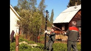 Завинчивание винтовых свай дрелью, свайный фундамент своими руками