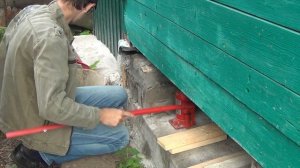 Как поднять сарай домкратом