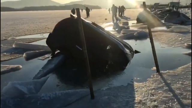Несколько десятков машин провалились под лед в Приморье. Рыбаки приехали половить рыбку и припарко смотреть онлайн