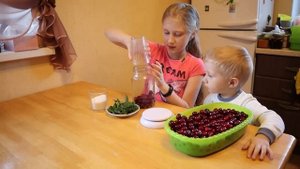 Вкусный вишневый компот с мятой в автоклаве