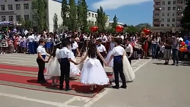 Вальс Омара Ибрагимова на последнем звонке смотреть онлайн