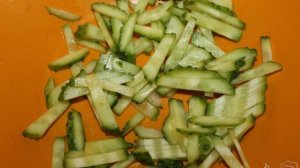 Салат с куриными желудками, маринованным луком и помидорами