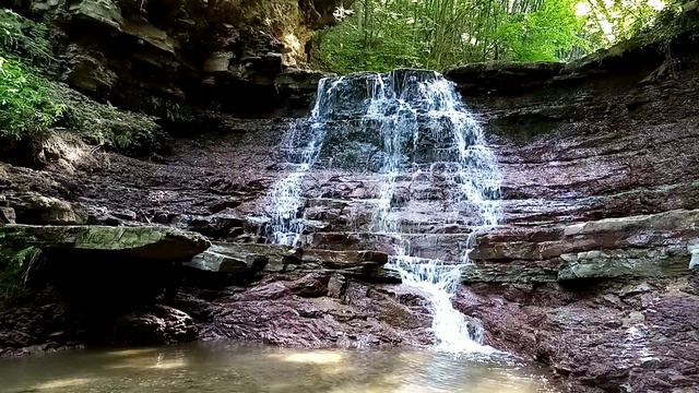 Водопад в лучах солнышка