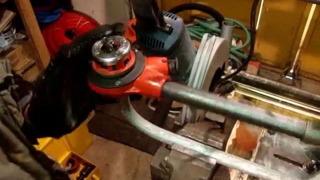 нарезка резьбы трубы D15 в домашних условия
