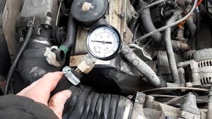 ИЗМЕРЯЕМ ДАВЛЕНИЕ В ТОПЛИВНОЙ СИСТЕМЕ  НА ФОЛЬКСВАГЕН 2Е ИНЖЕКТОР. КАК ИЗМЕРИТЬ ДАВЛЕНИЕ БЕНЗОНАСОС