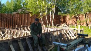 ФУНДАМЕНТ ТИСЭ. УКРЕПЛЯЮ ОПАЛУБКУ ФУНДАМЕНТА ТИСЭ, ДЕЛАЮ ЖЕЛОБ,  НЕМНОГО ОБ ИНСТРУМЕНТЕ.