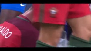 Cristiano Ronaldo (Криштиану Роналду) плачет. Криштиану Роналдо не смог играть из-за травмы.