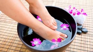 Боли в области СЕДАЛИЩНОГО нерва исчезают после ванночки для ног из воды, уксуса и соли!