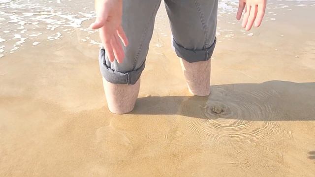 НА ПЛЯЖЕ ИЗ ПЕСКА БЬЁТ ТЁПЛАЯ ВОДА. ЗЫБУЧИЕ ПЕСКИ. СТРАННОЕ ЯВЛЕНИЕ ПРИРОДЫ смотреть онлайн