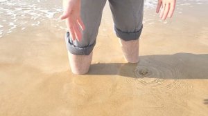 НА ПЛЯЖЕ ИЗ ПЕСКА БЬЁТ ТЁПЛАЯ ВОДА. ЗЫБУЧИЕ ПЕСКИ. СТРАННОЕ ЯВЛЕНИЕ ПРИРОДЫ