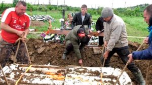 Девушка настояла на вскрытии могилки своей сестры. Увиденное не передать словами!