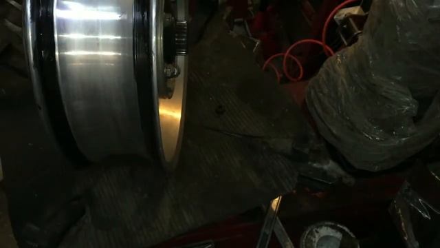 Часть 2 VTX1800 ставим колесо и демпферы, меняем жгутик на грибок, герметизируем борт шины смотреть онлайн