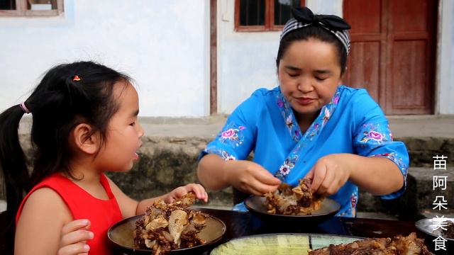 苗大姐炖8斤牛排骨，和小侄女吃的满嘴流油，再下碗面条就更完美啦！【苗阿朵美食】 смотреть онлайн