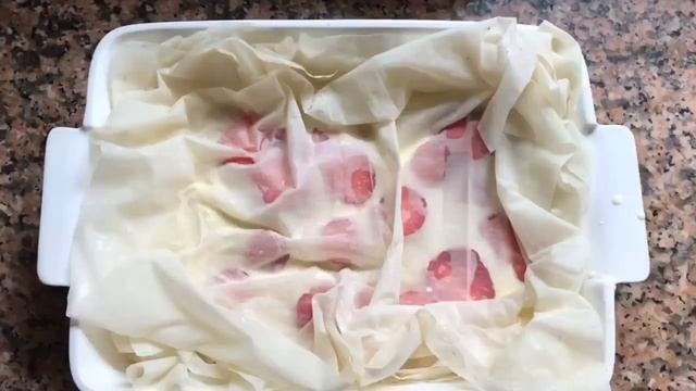 Вкусный десерт из теста Фило с клубникой и сырной начинкой.