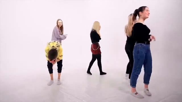 На съёмке сведанее в слепую Егору Шипу дала по лицу девушка, и поцеловала его смотреть онлайн