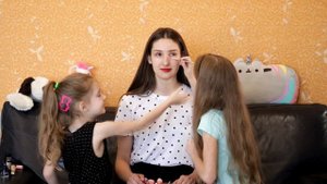 СЕСТРЫ ДЕЛАЮТ МОЙ МАКИЯЖ | ЕЩЕ ДВЕ СЕСТРЫ???