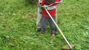 Антон «косит» траву (30.05.2009) // Anton «mows» the grass